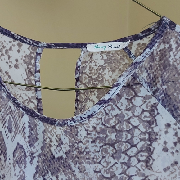 Sheer Peplum top - Picture 2 of 4